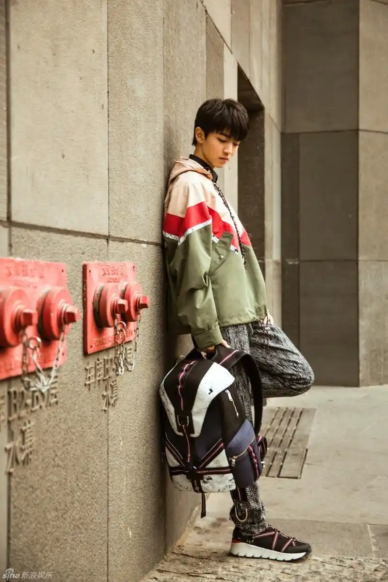 [消息]王俊凯最新街拍时髦升级 美少年轻熟帅气