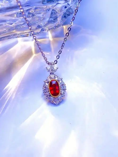精致女孩喜爱的红宝石吊坠