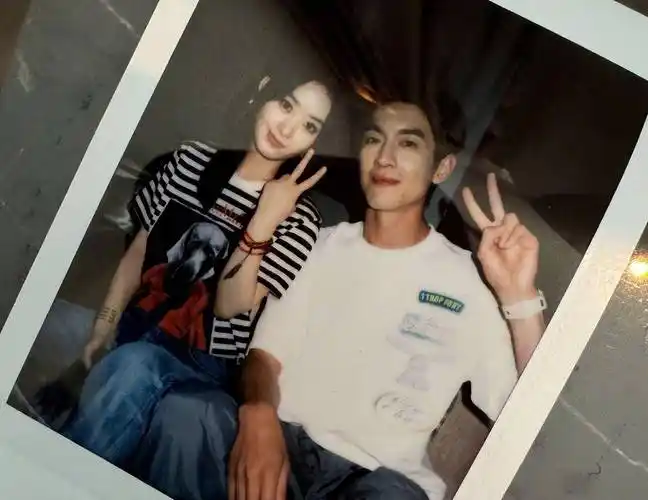 拍儿子背影好甜,想想背百元包包太朴素_冯绍峰_事业_孩子