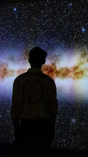 相关展品信息:仰望星空,五光年, 2019, 视频.