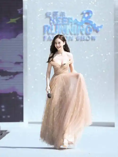 19日,杨颖工作室晒出了angelababy在《奔跑吧》最新一期节目中造型