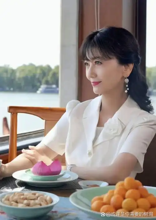 网友质问赵雅芝每天这样累不累?71岁了还要打扮成少女!