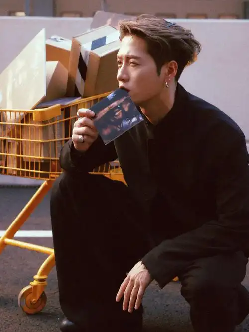 18日 新专辑mm2的到来如果可以,希望演唱会也能在今年开始举行#王嘉尔