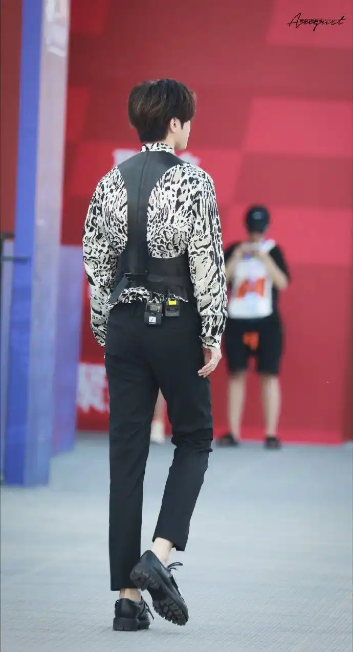 清俊少年蔡徐坤光看背影就很让人心动