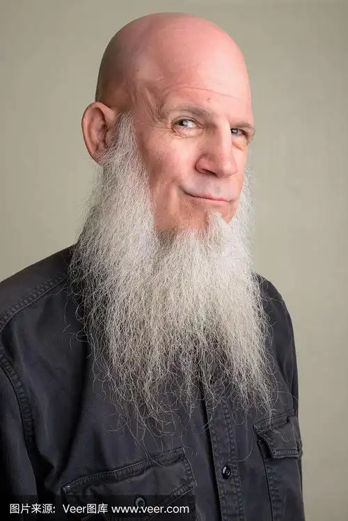 一张成熟的光头男人的脸,留着长长的灰胡子,看着镜头