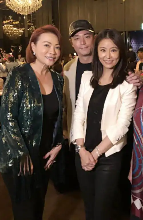 裤子,一身职业打扮非常有气质,而霍建华看上去有专门配合老婆的打扮