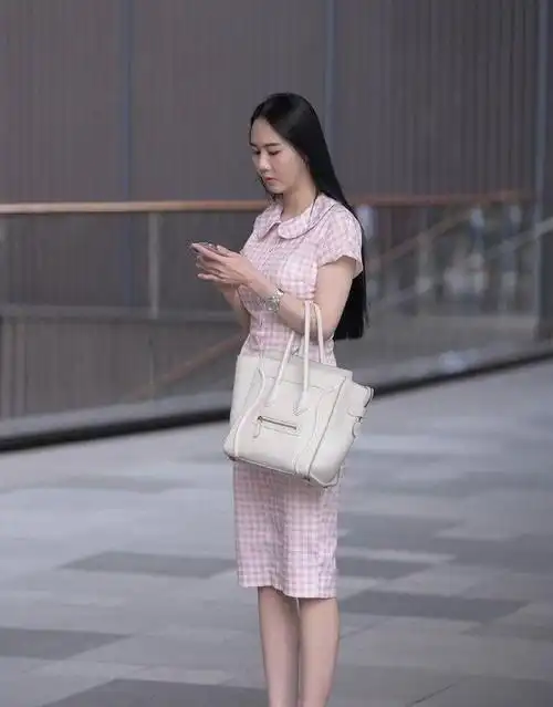 30岁美女穿一条花格复古连衣裙清新甜蜜气质让人羡慕