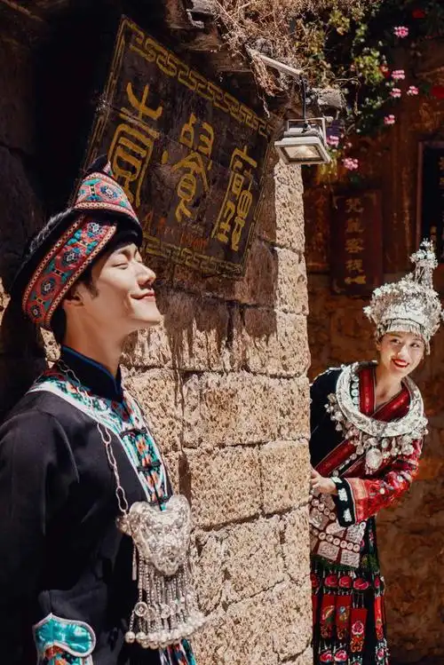 想不到吧,现在去丽江拍婚纱照正合适!云南婚纱照秋冬季怎么拍?