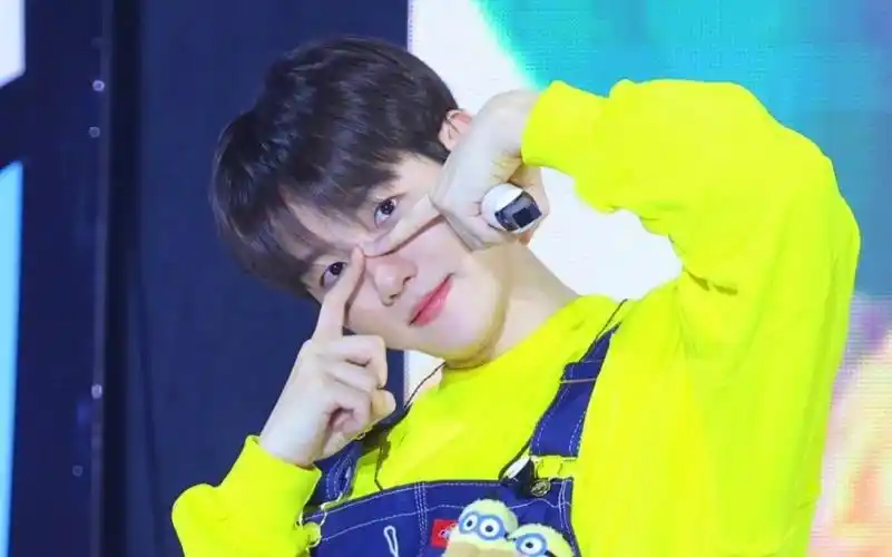 边伯贤跳金钟国lovely超级可爱!