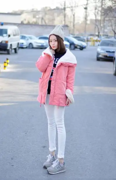 粉色棉服 打底裤 运动鞋