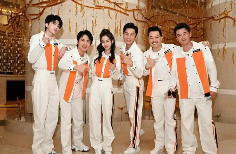 前段时间蔡徐坤在自己的社交媒体上发布了几张合影,合照当中的人物