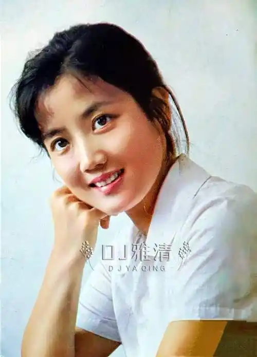 我觉得上面这张照片,也是李秀明最美的靓照之一.巧笑倩兮,美目盼兮.