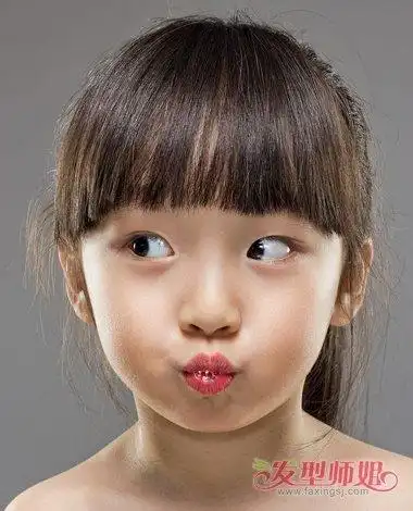 小女孩齐刘海扎 马尾辫发型