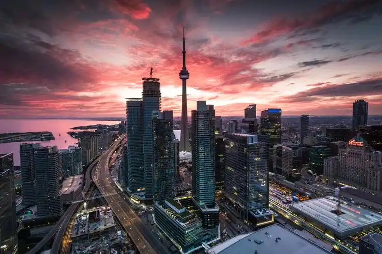 第一次跟朋友去多伦多爬楼,在确保没人注意之后,我们偷偷溜进了在位于