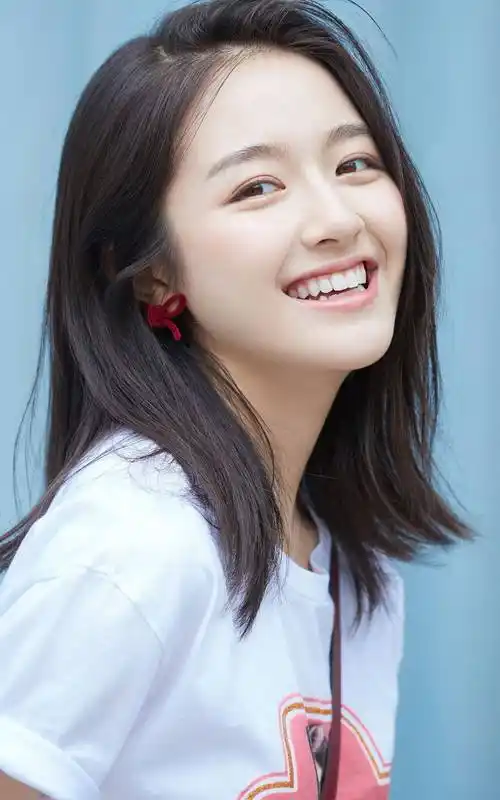 鲁照华,李兰迪,沈月,赵露思,盘点95后那些治愈系微笑的女孩_笑容_田