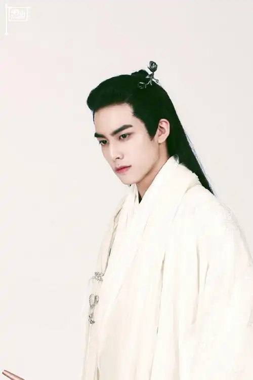 刚才看到了宋威龙的容止的一组图,产生.