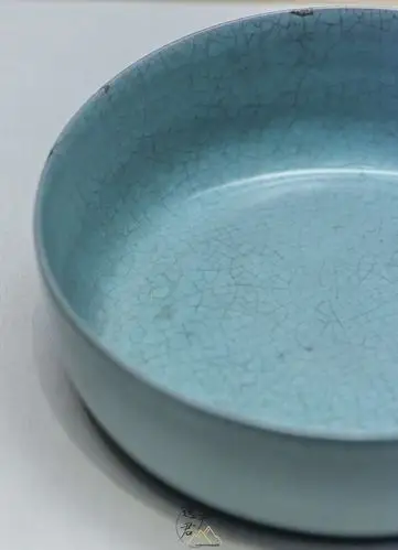 汝窑是宋代五大名窑之一,在宋代成为独步一时的瓷中极品,被认为是名窑