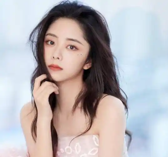 原创谭松韵站c位采访穿10cm凉鞋仍比别人矮一头30岁脸部生图绝了