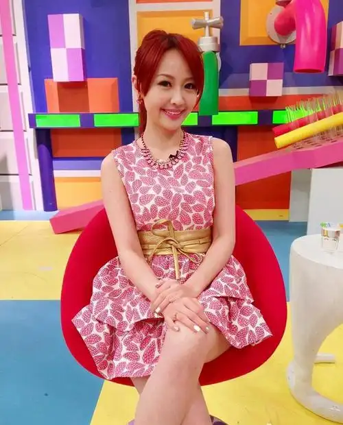 娃娃脸赖薇如化身人体荧光棒泄亮点,侧身s角度辣翻天