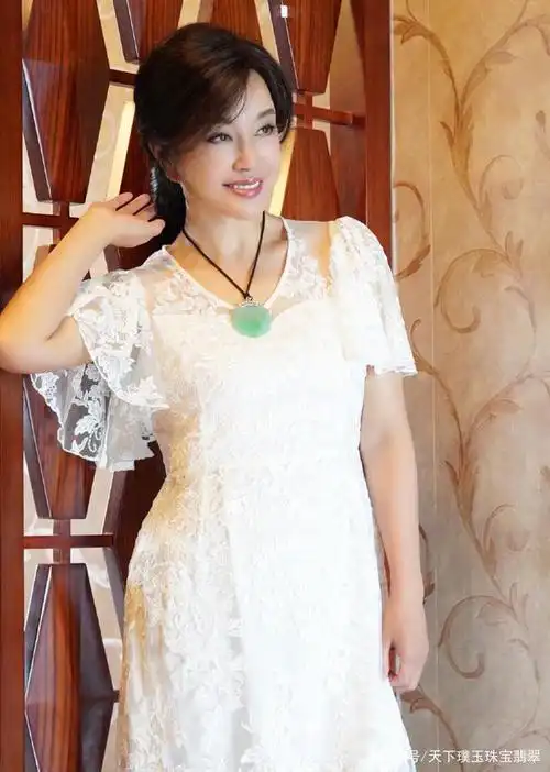 翡翠平安扣你真的会选吗?刘晓庆平安扣的选购小知识学起来吧