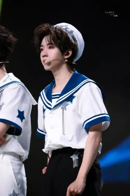 贺峻霖 梦蝶破笼##时代少年团叁重楼暨出道四周年演唱会##贺峻霖