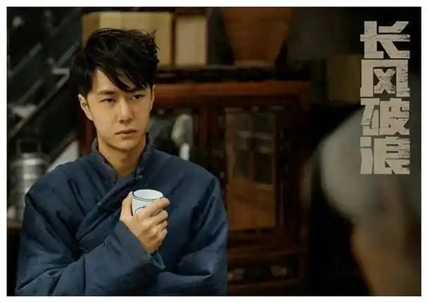 王一博剧照引发热议网友点赞鸡窝头风靡一时帅气依旧