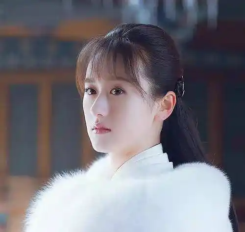 袁冰妍,老九门里的丫头,当时看的时候觉得她好清纯,好美,可惜剧中的她