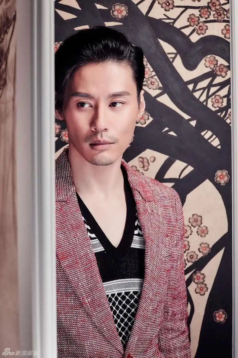 18 10:07:13 1 / 7 新浪娱乐讯 今日,演员程皓枫曝光了一组杂志大片.