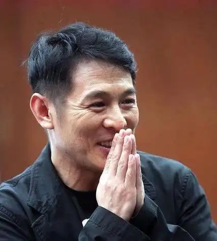 李连杰,曾是银幕上的功夫巨星,其身手与气势令观众心潮澎湃.