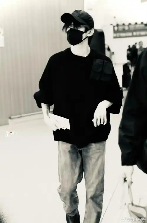 易烊千玺真的算得上是个好演员,用心磨练演技,在开拍前会照镜子找状态