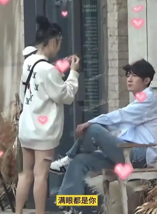 随后,季肖冰的妻子就看起了手机上的照片.