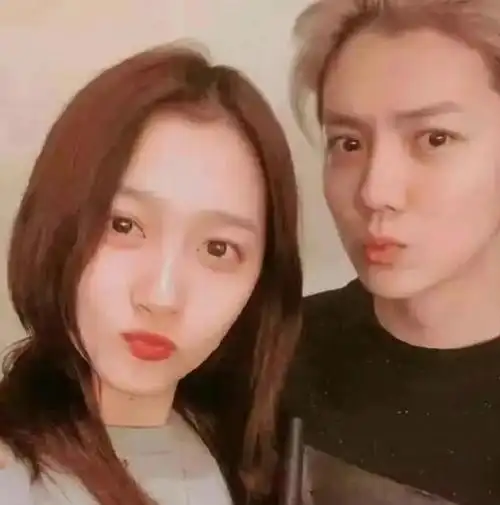 关晓彤甜蜜庆祝鹿晗生日