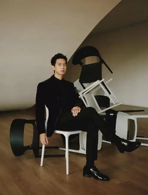 李现鞋底和旁边的花撞色了#@李现ing最新活动造型图,红色鞋底点亮全身