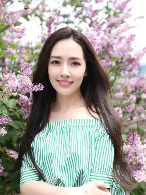 郭碧婷回眸惊艳了!长发飘飘配连衣裙端庄温婉