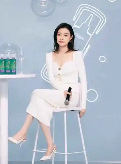 倪妮的直播造型优雅又高级,不负时尚女王称号,时尚表现力太吸睛_身材