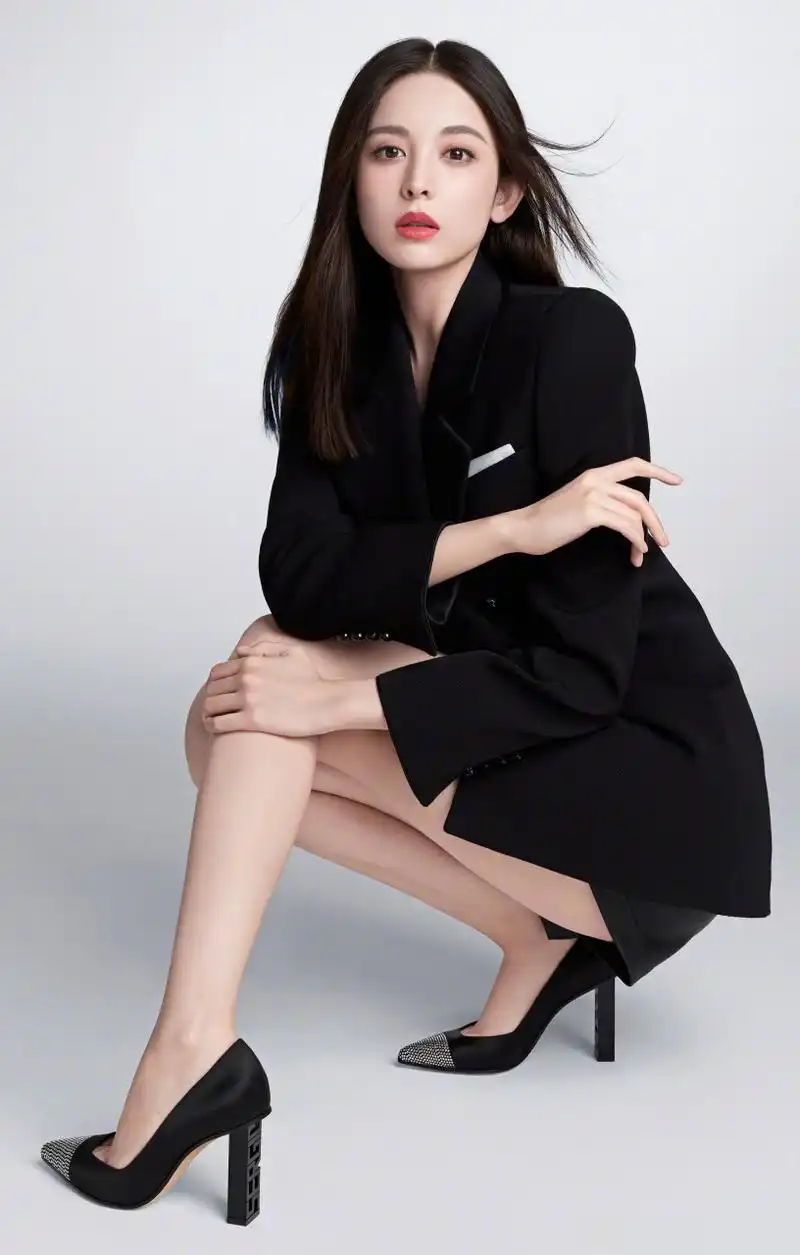 古力娜扎黑西装配短裤,秀身材大长腿撩人十足,27岁真敢穿 黑色西装