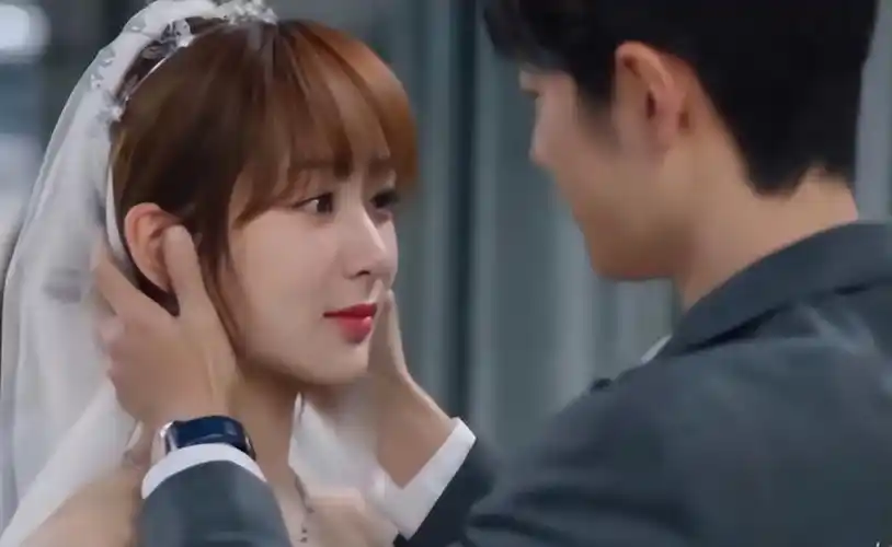 余生迎大结杨紫穿婚纱明艳动人两张全家福对比却令人泪目