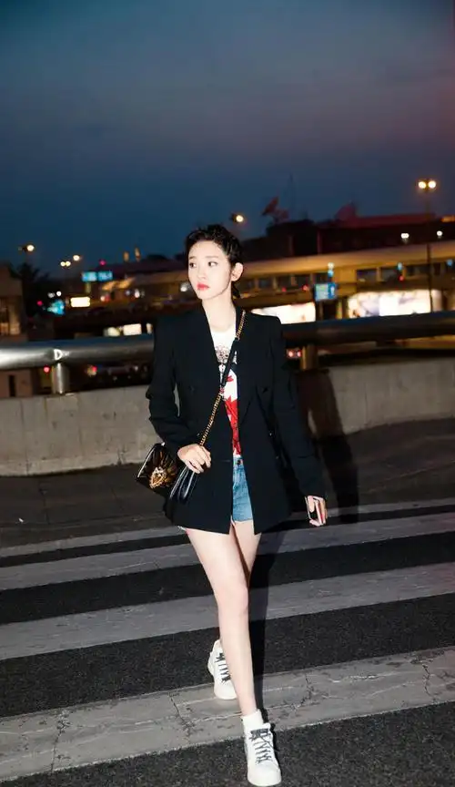 唐艺昕夜色机场街拍图片