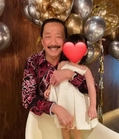 朱丽倩的表妹)官宣诞下二胎儿子喜讯,并在留言处说道:我们的宝贝儿子