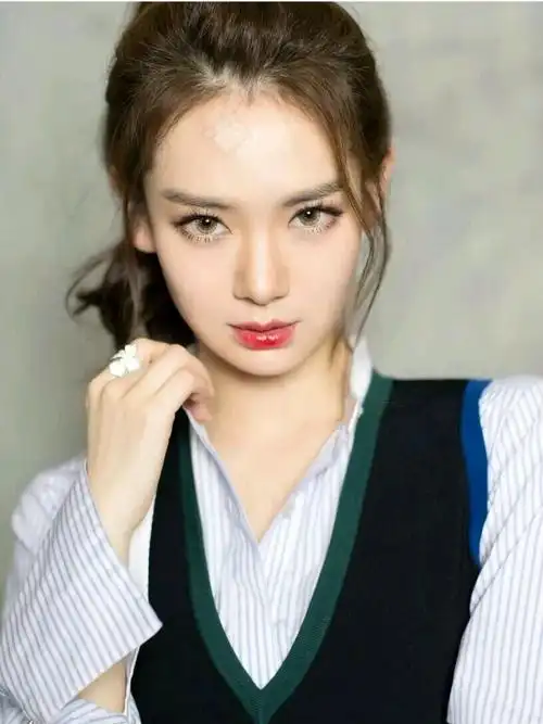 看看戚薇,双眼皮有没有必要做