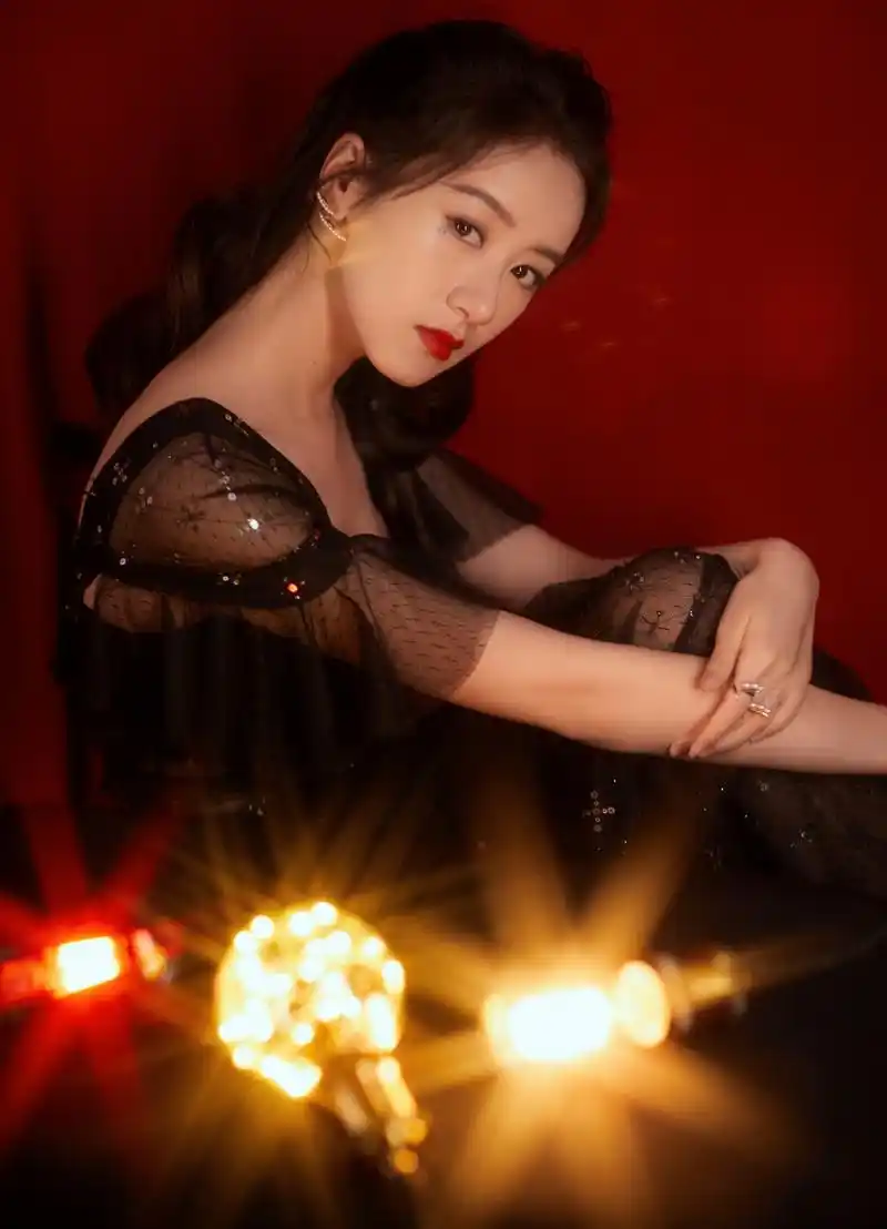 袁冰妍写真,一袭黑裙,性感优雅,香艳迷人