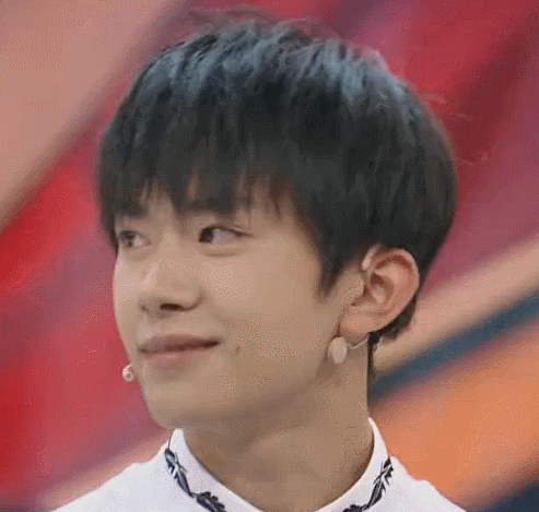 帅气微笑易烊千玺有魅力王牌对王牌综艺gif动图_动态图_表情包下载