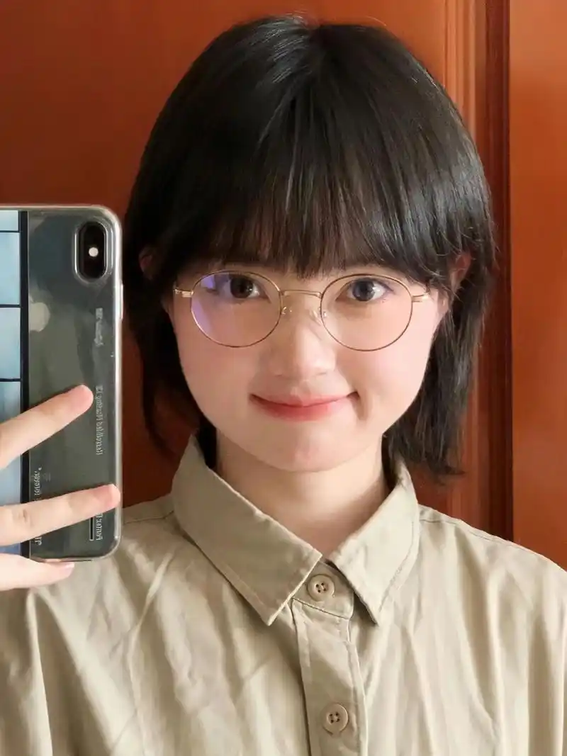 短发圆脸戴眼镜真的很显小!