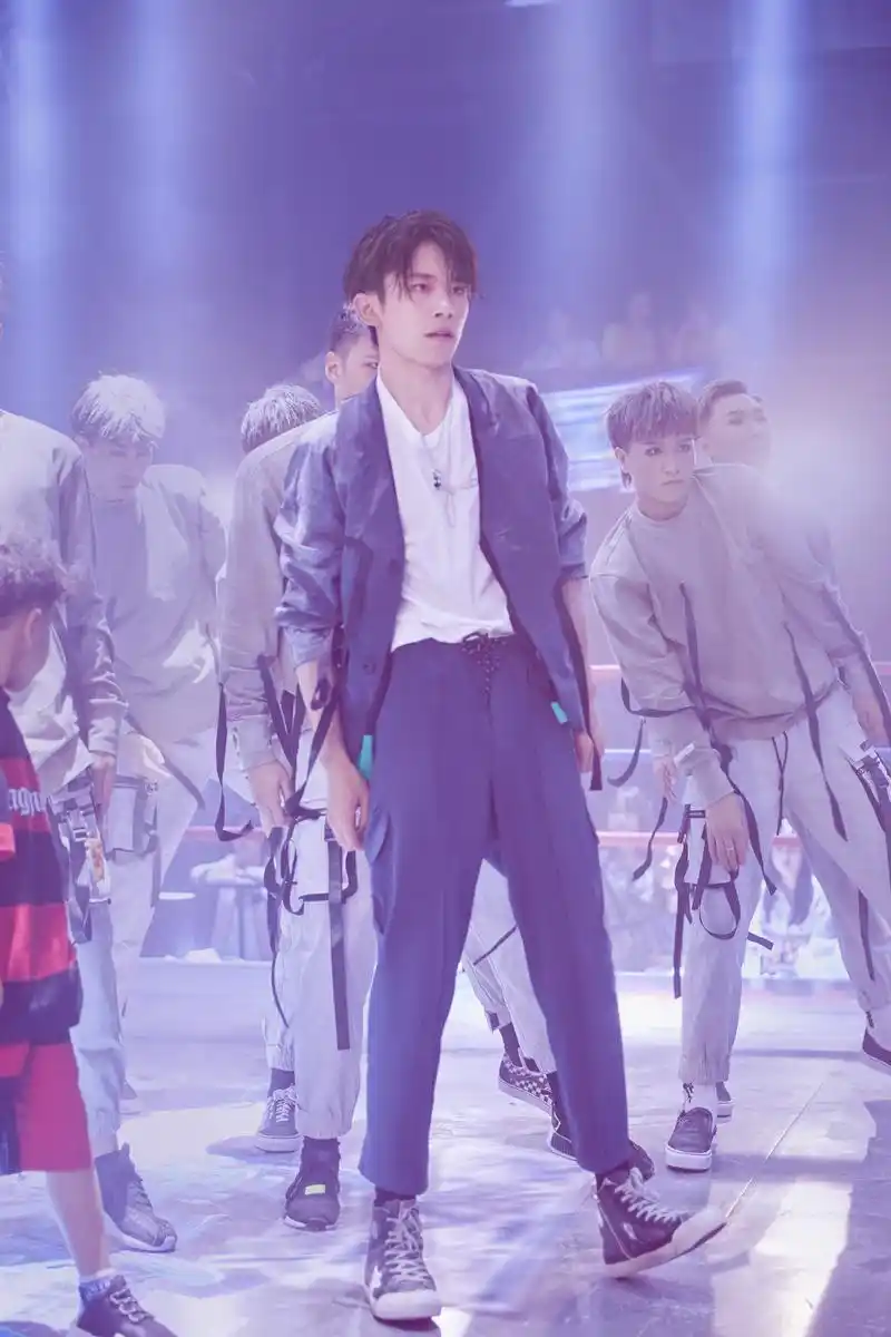 易烊千玺年纪最小的霸道总裁休闲度假风花衬衫酷帅个性的男孩