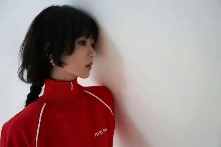 杨紫剪短发拍大片,齐耳短发 空气刘海,摩登减龄又时尚!