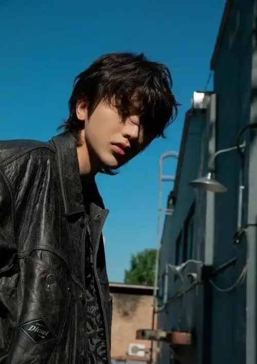 蔡徐坤秋日机车造型曝光,首次挑战长发造型,最近风格越来越硬朗