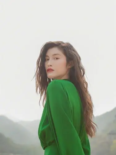 30岁何穗穿明亮绿裙温柔妩媚,皮肤白到能反光,近镜头美得零瑕疵