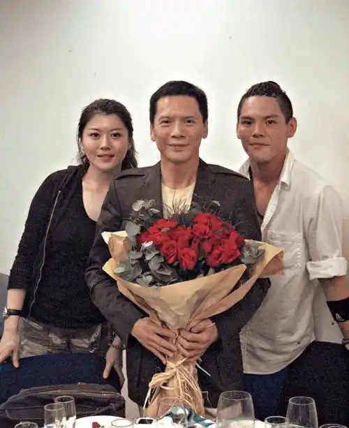 都是向华强的基因,丁佩的女儿和陈岚的儿子,差别好大_向佐_向佑_父母