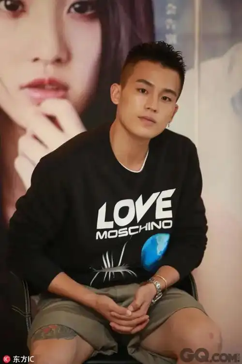 欧豪和女生搂腰4个字回怼八卦媒体