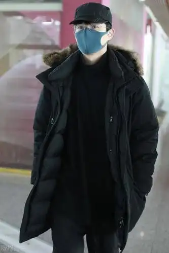 刘昊然口罩紧绷更显脸小,戴框架眼镜斯文帅气